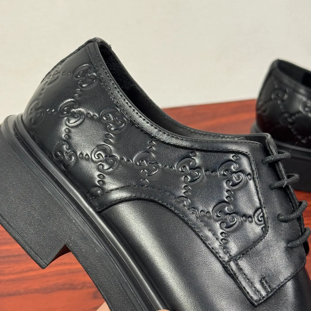 Batch 780 Gucci/Gucci new men's lace-up shoes with GG details, matte cow leather derby shoes! The design of this men's lace-up shoe is rooted in the brand's heritage. Crafted from premium waxed cow leather, it is embellished with GG printed embossed suede leather details, a nod to Gucci's iconic monogram. The rubber sole decorated with GG pattern adds a touch of modern fashion to this design. Typical three-joint style design. European and American classic version, full calfskin lining. The overall upper texture is soft and the lining is comfortable and breathable. 2CM thickened soft rubber sole, easy to control. Versatile and stylish upper foot, multiple colors available to meet different matching needs, complete package! Size: 39-40-41-42-43-44 leather shoe size (38.45.46 can be customized) Item number: 7826Z cowhide smooth